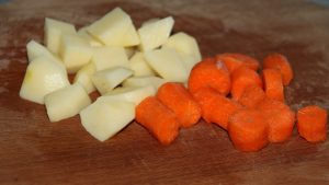 tagliate carote e zucchine