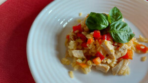 insalata di riso con pollo e verdure