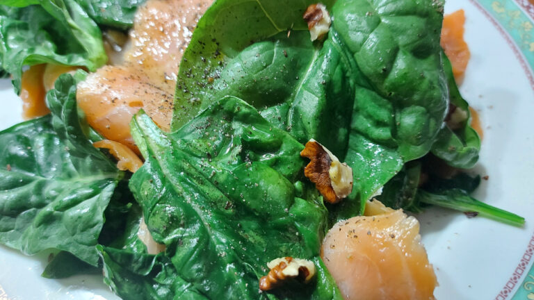 insalata di spinaci con salmone e noci