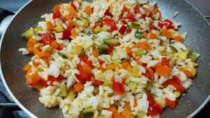ingredienti insalata di riso con pollo e verdure