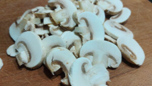 funghi champignon tagliati