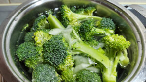 pentola con broccoli calabresi