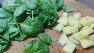 spinaci freschi puliti e patate 