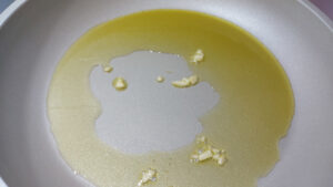 olio e aglio in padella