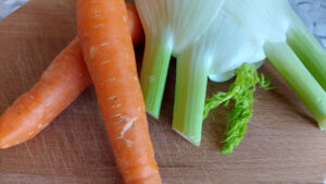 finocchi e carote da pulire