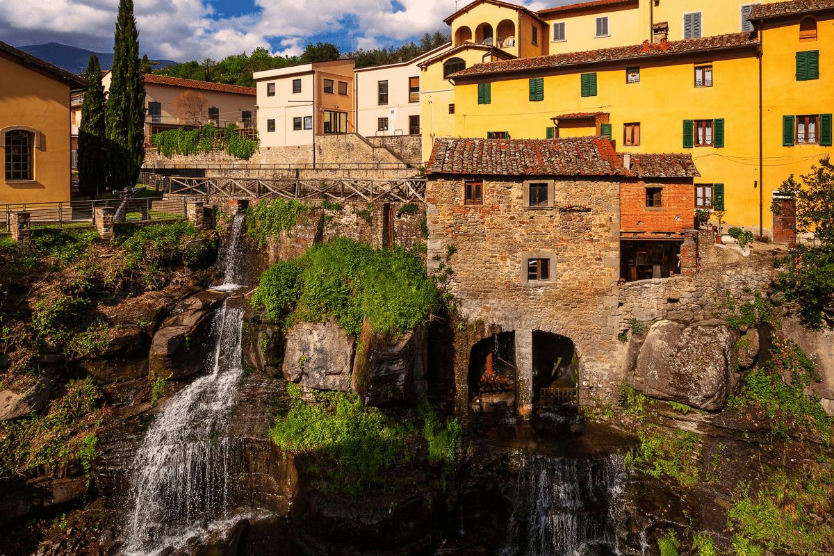 Il borgo antico toscano costruito sull’acqua dove il tempo si ferma tra arte e natura