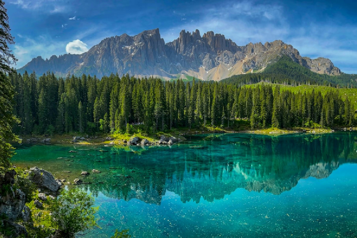 Dove il cielo si riflette in acque dai colori unici: il lago italiano incantato e dalle sfumature incredibili