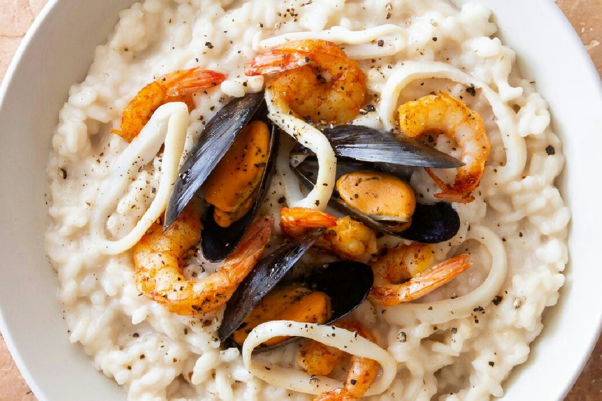 Risotto al Martini con agrumi freschi e canestrelli: un piatto raffinato per occasioni speciali