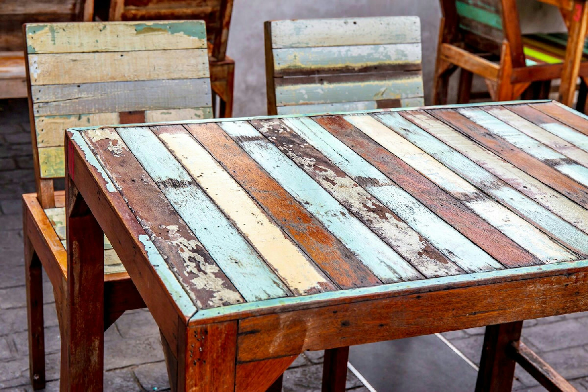 Il segreto per riportare a nuova vita un tavolo di legno con tecniche e strumenti da artigiani esperti